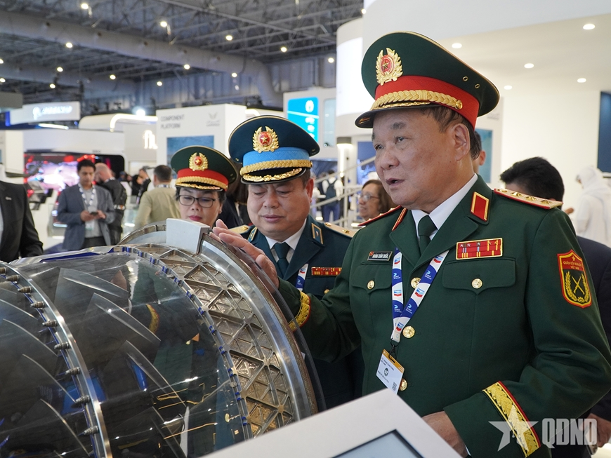 Vietnamese defense delegation attends Dubai Airshow 2025